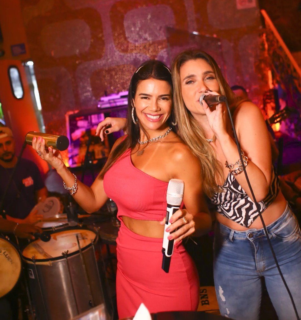 Mulheres no samba. Luana Vaz (à esquerda) e Stephanie Serrat lideram o grupo PagoDelas, que toca no Boa Praça — Foto: Divulgação
