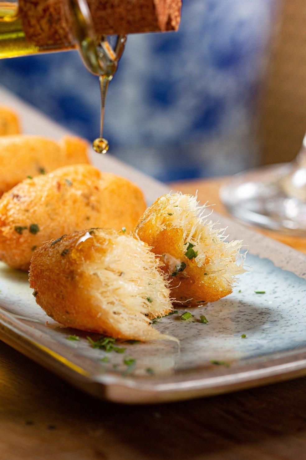O bolinho de bacalhau é um clássico da ceia da Gruta do Fado — Foto: Divulgação/Vitor Faria