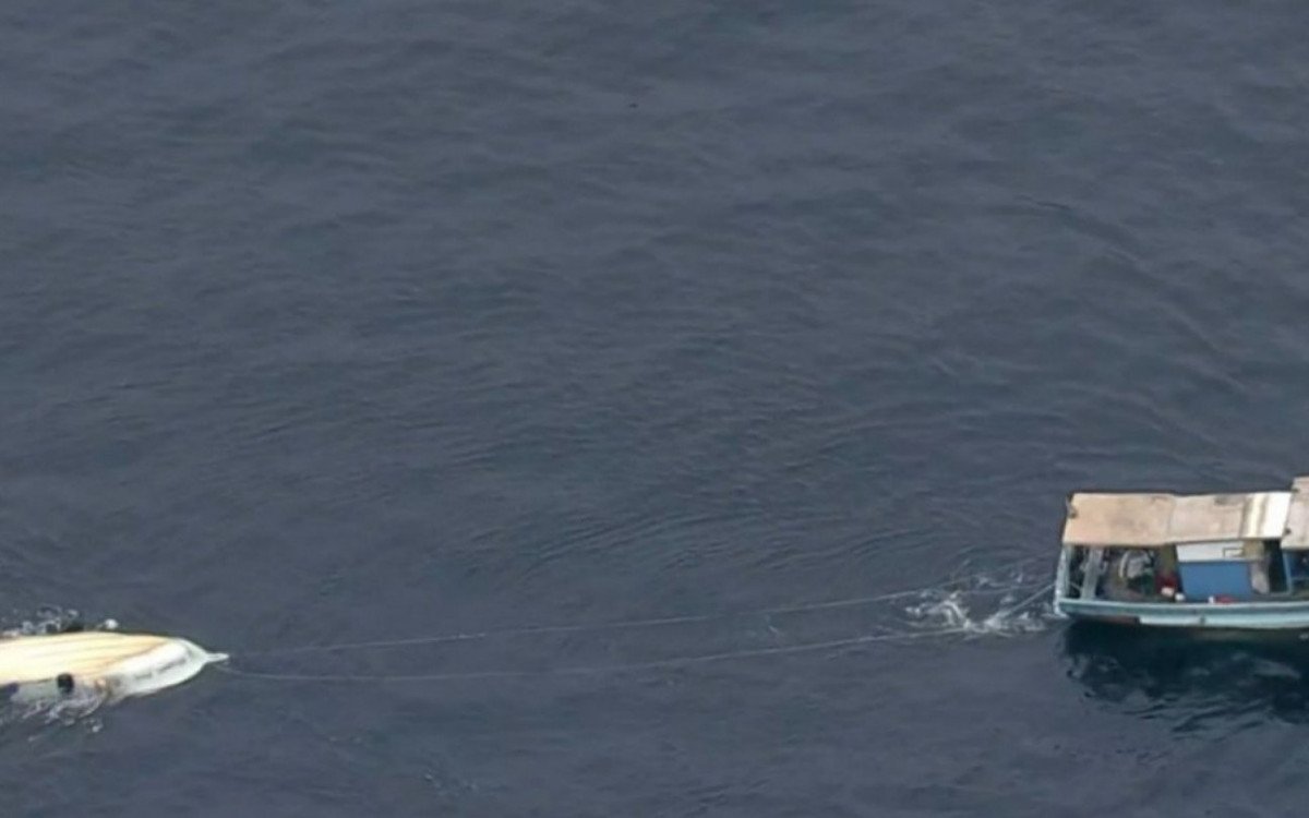 Embarcação vira no mar da Barra da Tijuca com 3 pessoas
