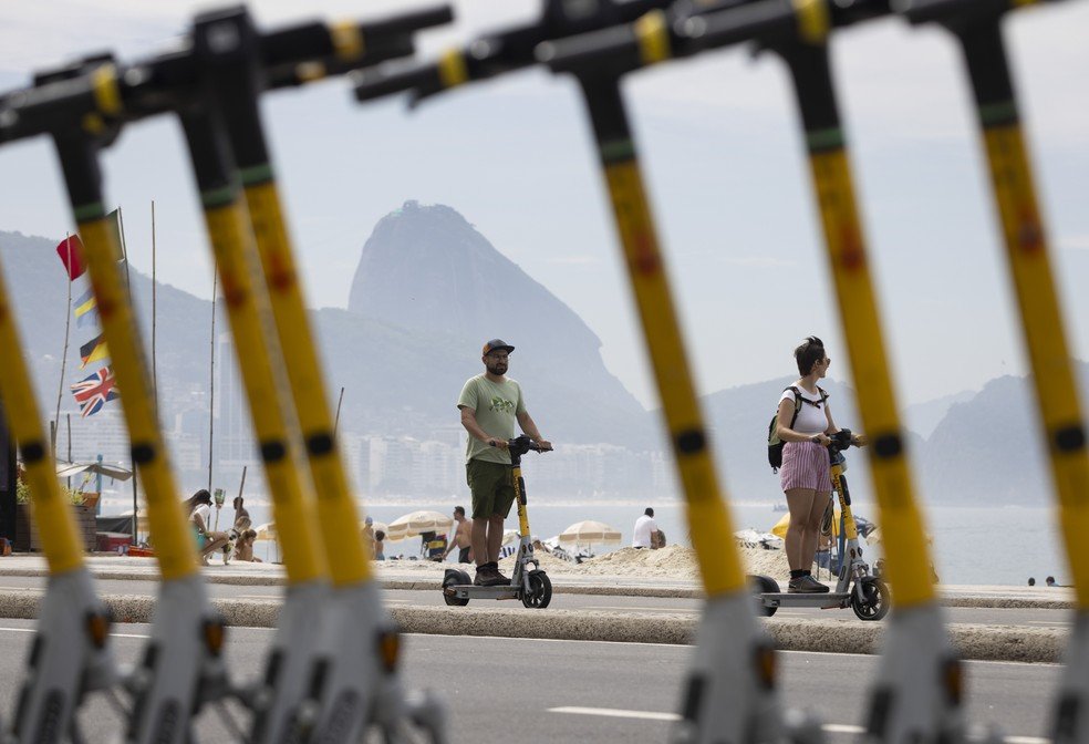 Desde junho de 2024, patinetes são oferecidos no Centro e na Zona Sul — Foto: Márcia Foletto / Agência O Globo