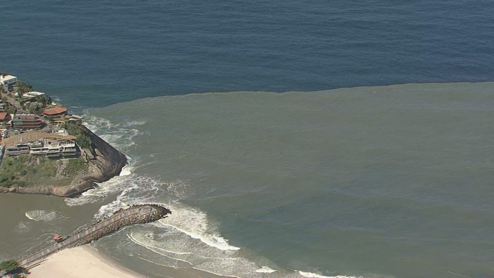 O Globocop flagrou a água barrenta que vem das lagoas de Jacarepaguá e desagua na Praia do Pepê — Foto: Reprodução/TV Globo