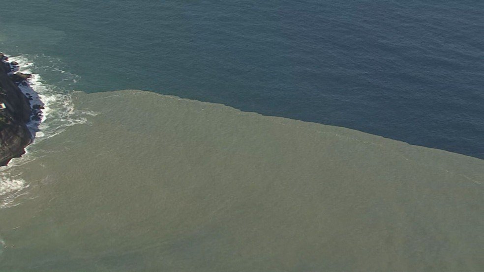 Pouco depois das 12h, por conta da cor da água, nenhum banhista se arriscava a entrar no mar — Foto: Reprodução/TV Globo
