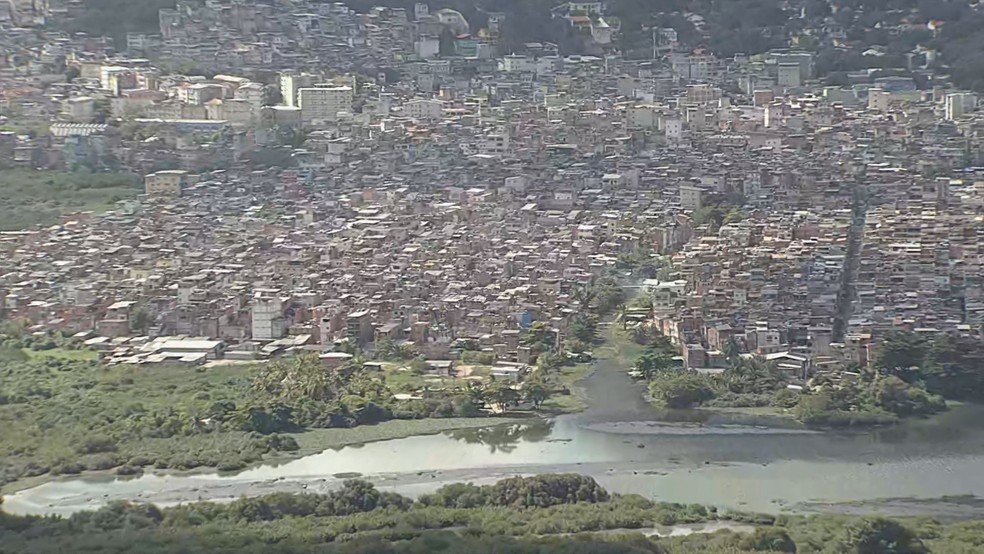 Esgoto de Rio das Pedras deságua na Lagoa da Tijuca, no complexo de Jacarepaguá — Foto: Reprodução/TV Globo