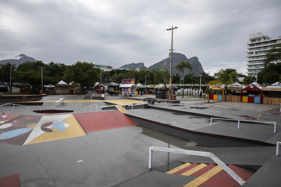 A Praça do Ó, na Barra, não ficou entre as melhores por não ter brinquedos, foco da pesquisa, mas teve sua vocação para o esporte ressaltada — Foto: Guito Moreto / Agência O Globo