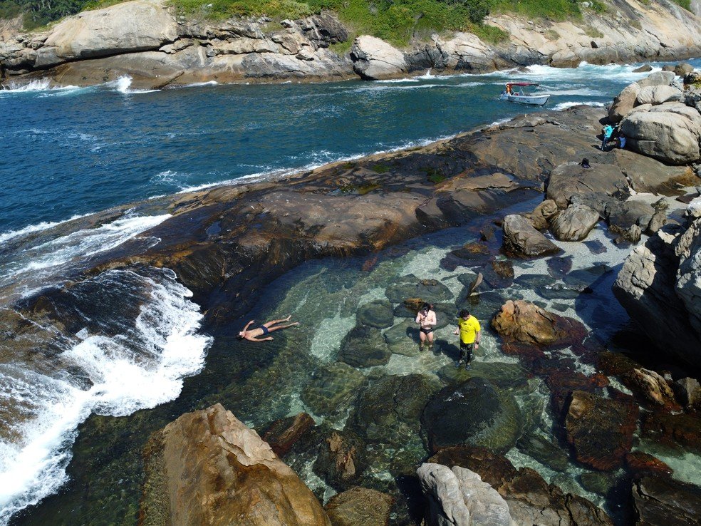 Pesquisadores na Ilha de Palmas, na costa de Grumari, que pode integrar unidade de conservação — Foto: Custodio Coimbra/30-04-2024