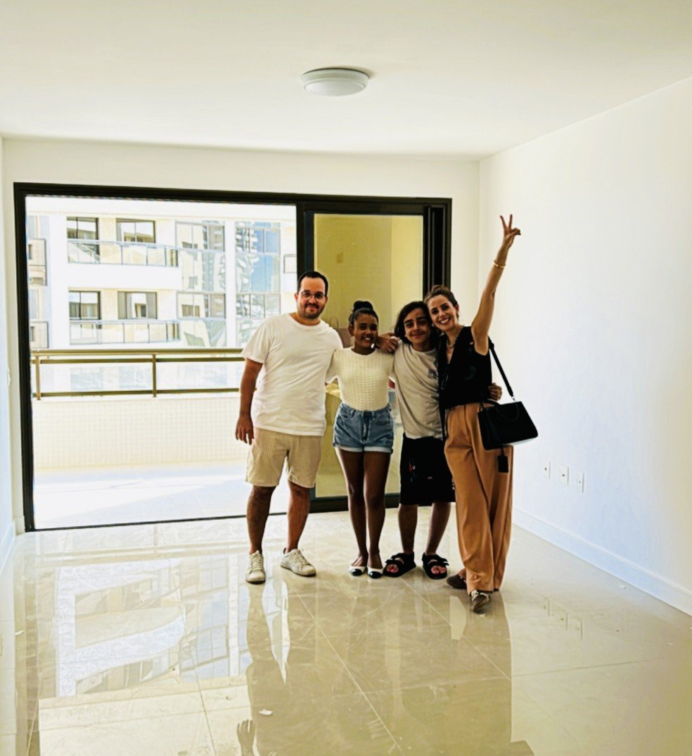Luana Siqueira com o marido, Vagner Goulart, e os dois filhos no imóvel onde vão morar — Foto: Arquivo Pessoal
