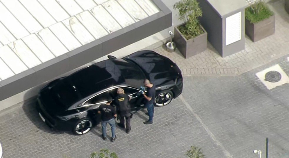 Porsche de Vinicius Drumond estacionado na porta do Hospital Barra D'Or onde ele é atendido após uma tentativa de execução — Foto: Reprodução / TV Globo