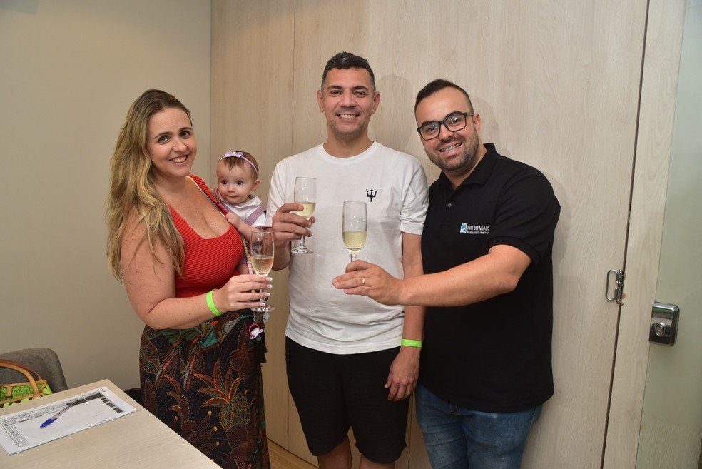 Liana Rodrigues com a filha, o marido, Rodrigo da Rocha (de branco), e representante da Patrimar, no dia da compra do novo imóvel — Foto: Arquivo pessoal