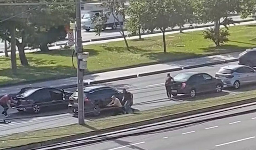 Carro é atingido por tiros na Avenida das Américas, na Barra — Foto: Reprodução TV