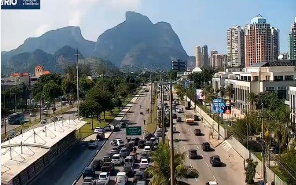 Trânsito é bloqueado após carro ser atacado na Avenida das Américas — Foto: Reprodução / COR-Rio