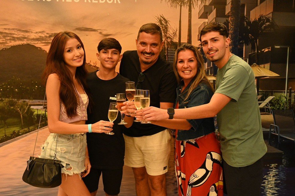 Yuri Martins com a mulher, Andrea Freitas, e filhos no dia da compra do apartamento no Ilha Pura — Foto: Arquivo pessoal