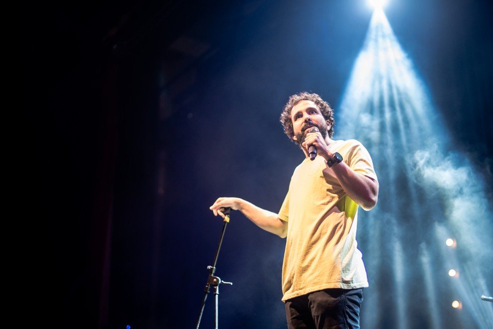 O comediante Murilo Couto faz apresentação em teatro — Foto: Divulgação